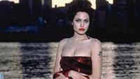 Kala Angelina Jolie Jadi Penyuka Sesama Jenis, Pecandu dan Idap HIV di Gia