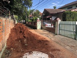 detikcom Do Your Magic: Mobil di Pasar Minggu Tak Bisa Keluar Gegara Tanah Sumur Resapan