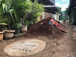 detikcom Do Your Magic: Tanah Galian Sumur Resapan Halangi Pagar Warga Pasar Minggu