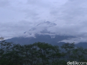 Semeru Luncurkan Awan Panas Sejauh 1 Km, Penambang Pasir Selamatkan Diri Semeru Luncurkan Awan Panas Sejauh 1 Km, Penambang Pasir Selamatkan Diri