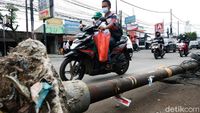 Tetap Fokus, Ada Tiang Dibiarkan Melintang di Pinggir Jalan Cinere