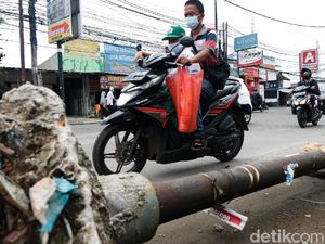 Tetap Fokus, Ada Tiang Dibiarkan Melintang di Pinggir Jalan Cinere