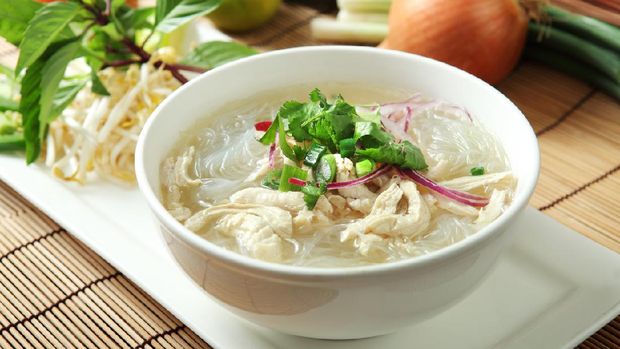 ilustrasi bihun kuah Vietnamese noodle, Phở is served in a bowl with a specific cut of white rice noodles (called bánh phở') in clear beef broth, with chicken.