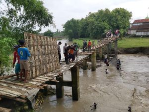 Jembatan Antar Desa di Lamongan Ambruk, Warga Bangun Jembatan Darurat