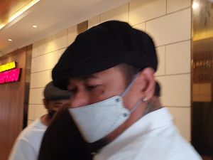 Akan Diserahkan ke JPU, Jerinx Ditemani Nora Alexandra Tiba di Polda Metro