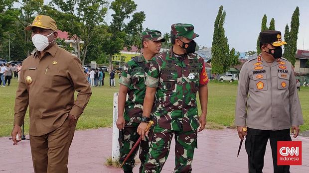 Gubernur Papua Barat Dominggus Mandacan bersama Kapolda Papua Barat Irjen Pol Tornagogo Sihombing dan Pangdam di Manokwari. (CNNINdonesia/Hendrik)