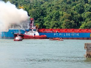 Proses Evakuasi ABK Kapal Kargo yang Terbakar di Cilacap Proses Evakuasi ABK Kapal Kargo yang Terbakar di Cilacap
