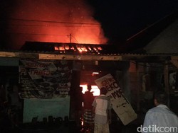 Ditinggal Salat, Rumah Sekaligus Bengkel di Banyuwangi Ludes Dilalap Api