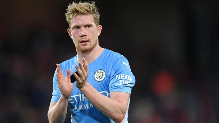 LIVERPOOL, ENGLAND - OCTOBER 03: Kevin De Bruyne of Manchester City looks on during the Premier League match between Liverpool and Manchester City at Anfield on October 03, 2021 in Liverpool, England. (Photo by Michael Regan/Getty Images)