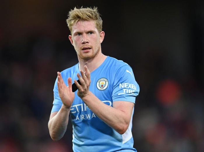 LIVERPOOL, ENGLAND - OCTOBER 03: Kevin De Bruyne of Manchester City looks on during the Premier League match between Liverpool and Manchester City at Anfield on October 03, 2021 in Liverpool, England. (Photo by Michael Regan/Getty Images)
