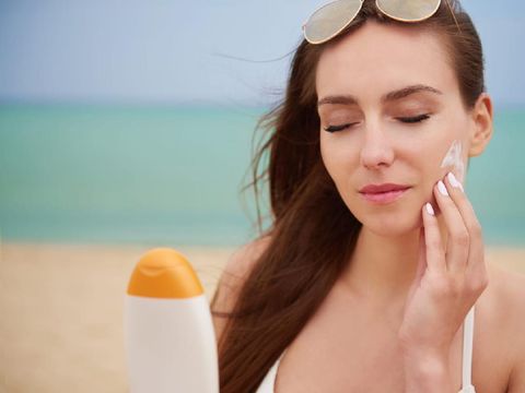 Kombo antioksidan skincare vitamin C dengan sunscreen (Foto: freepik/gpointstudio)