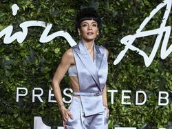 Disebut Terlalu Kurus, Gaya Lily Allen di Fashion Awards 2021 Jadi Sorotan