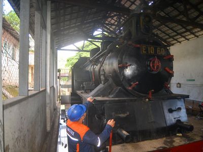Membangkitkan Lokomotif Uap Mak Item dari Mati Suri