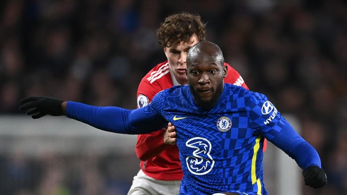LONDON, ENGLAND - NOVEMBER 28:  Romelu Lukaku of Chelsea holds off a challenge from Victor Lindeloef of Manchester United during the Premier League match between Chelsea and Manchester United at Stamford Bridge on November 28, 2021 in London, England. (Photo by Shaun Botterill/Getty Images )