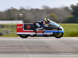 Sadis! Max Biaggi Pecahkan Rekor Kecepatan Motor Listrik, Ngebut 455 Km/jam