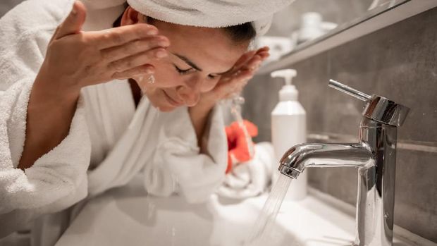 Menggunakan skincare dalam keadaan kulit lembab/basah (Foto: freepik/pvproductions)