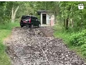 Viral Netizen Ledek Mobil Pelat Merah Selip di Jalur Rusak Evakuasi Merapi