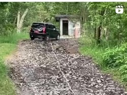 Viral Netizen Ledek Mobil Pelat Merah Selip di Jalur Rusak Evakuasi Merapi