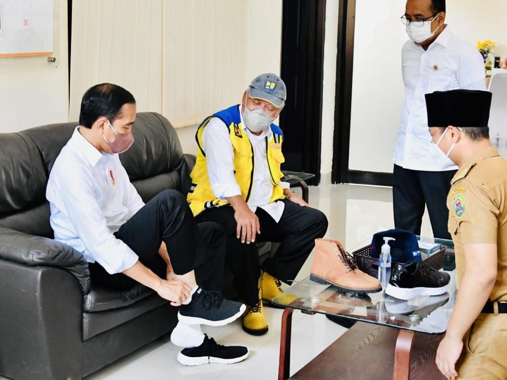 Momen Jokowi Rayu Menteri Basuki Beli Sepatu Untuk Motoran