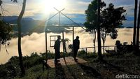 Potret Kecantikan Bukit Anugrah, Serasa di Atas Awan