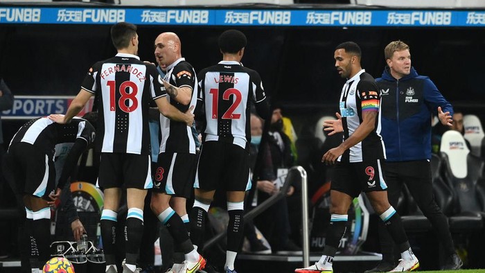 Newcastle United NEWCASTLE UPON TYNE, ENGLAND - NOVEMBER 30: Eddie Howe, Manager of Newcastle United speaks to his players during the Premier League match between Newcastle United and Norwich City at St. James Park on November 30, 2021 in Newcastle upon Tyne, England. (Photo by Stu Forster/Getty Images)