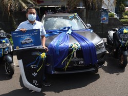 Bahagianya OB Asal Tasikmalaya Dapat BMW Rp 700 Juta dari Bank Mandiri