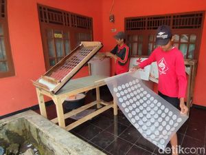 Melihat Proses Pembuatan Keripik Kaca Camilan Khas Ciamis yang Renyah