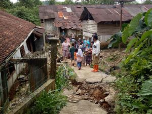 Warga Terdampak Pergerakan Tanah di Lebak Direlokasi Akhir Tahun Warga Terdampak Pergerakan Tanah di Lebak Direlokasi Akhir Tahun