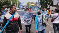 Aksi unjukrasa ratusan suporter ini dimulai dari sekretaris LA Mania yang berlanjut dengan aksi longmarch menuju depan kantor manajemen Persela di Jalan Lamongrejo, Lamongan.