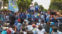 Dalam orasinya, mereka menuntut agar manajemen melakukan evaluasi karena Persela mengalami kekalahan berturut-turut sebanyak 4 kali di pertandingan terakhir di Liga 1.