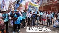 Selain itu, suporter juga meminta pertanggungjawaban manajemen Persela dalam proses perekrutan pemain dan mempertahankan pemain.