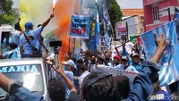 Selain mengkritisi kondisi Persela yang masih terpuruk, LA Mania juga meminta sikap tegas Persela dan manajemennya terhadap keberadaan mafia bola.