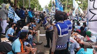 Aksi ini dijaga polisi. Tampak Polwan membagikan air kepada para demonstran.