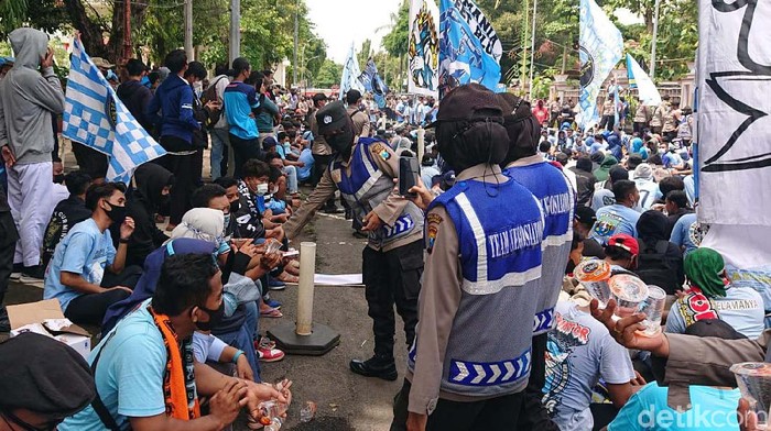 Ratusan suporter Persela Lamongan kembali turun jalan. LA Mania memprotes jebloknya penampilan tim berjuluk Laskar Joko Tingkir itu di Liga 1.