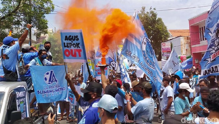 Persela Jeblok di Liga 1, LA Mania Turun ke Jalan Ratusan suporter Persela Lamongan kembali turun jalan. LA Mania memprotes jebloknya penampilan tim berjuluk Laskar Joko Tingkir itu di Liga 1.