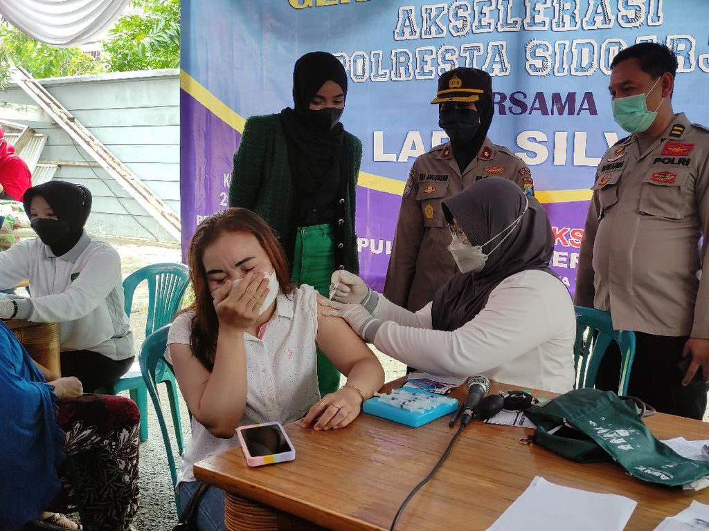 Polisi Sidoarjo Gandeng Penyanyi Dangdut Masifkan Capaian Vaksinasi Polisi Sidoarjo Gandeng Penyanyi Dangdut Masifkan Capaian Vaksinasi