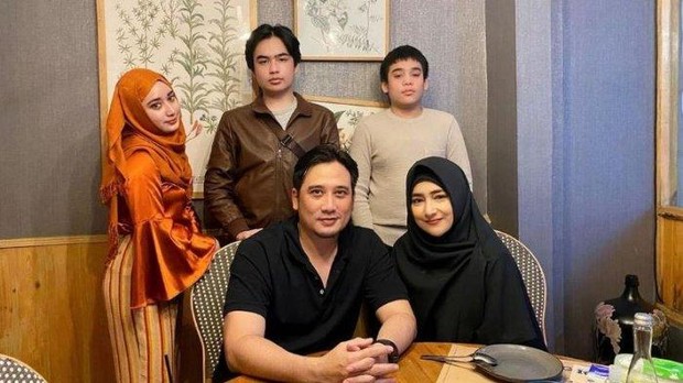 Potret keluarga Cindy dan Tengku/Foto: Instagram.com/cindyfatikasari18