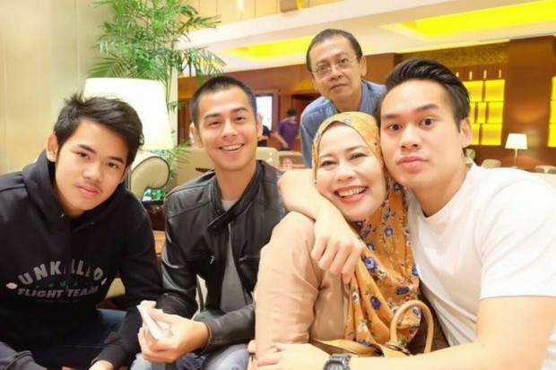 Potret keluarga Dewi dan Surya/Foto: Instagram.com/dewiyullofficial