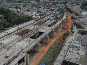 Pilar Kereta Cepat Timpa Eskavator Saat Dibongkar, Operator Dipastikan Selamat