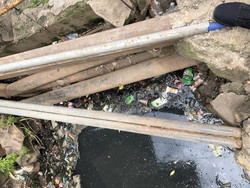 detikcom Do Your Magic: Kelurahan Jati Rahayu Keluhkan Kabel di Got Bikin Sampah Numpuk