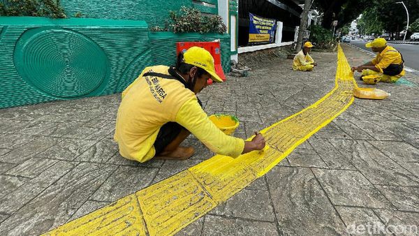 Sudah Memudar, Jalur Kuning di Trotoar Jakarta Dicat Ulang