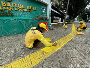 Sudah Memudar, Jalur Kuning di Trotoar Jakarta Dicat Ulang