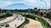 Terbius Pesona Gunung Salak yang Dipotret dari Tol Depok-Antasari