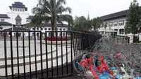 Usai Dikepung Buruh, Kawat Berduri Masih Hiasi Gedung Sate Pagi Ini
