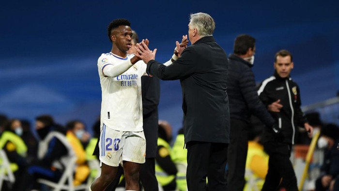 MADRID, SPAIN - NOVEMBER 28: Vinicius Junior of Real Madrid is congratulated by Carlo Ancelotti, Head Coach of Real Madrid after being substituted during the La Liga Santander match between Real Madrid CF and Sevilla FC at Estadio Santiago Bernabeu on November 28, 2021 in Madrid, Spain. (Photo by Denis Doyle/Getty Images)