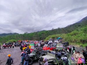 Foto: Naik Jeep Kelilingi Wisata Gunung Merapi Foto: Naik Jeep Kelilingi Wisata Gunung Merapi