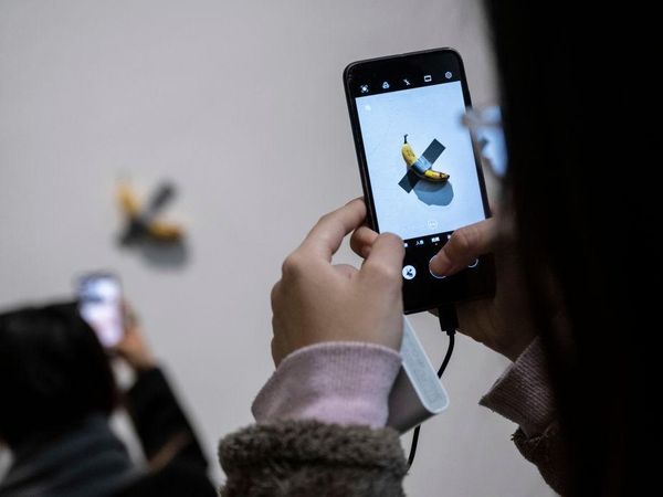 Wuih! Karya Seni Pisang Dilakban Mejeng Lagi, Diserbu Warga Beijing