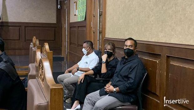 Nia Ramadhani dan Ardi Bakrie menghadiri sidang perdana kasus narkoba hari ini (2/12) penampilannya disorot. Yuk intip!