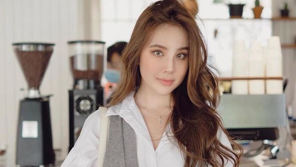 Agatha Chelsea Kandidat Wanita Cantik Dunia, Ini Pesonanya Saat Ngopi