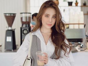 Agatha Chelsea Kandidat Wanita Cantik Dunia, Ini Pesonanya Saat Ngopi Agatha Chelsea Kandidat Wanita Cantik Dunia, Ini Pesonanya Saat Ngopi